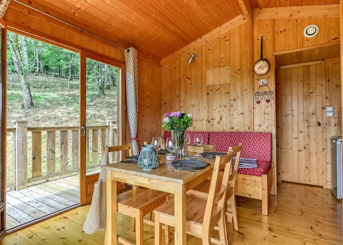 La Serre مكان تخييم *