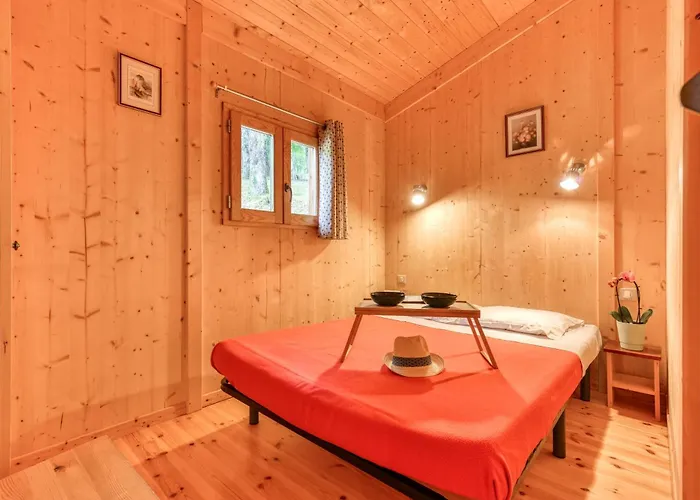 La Serre مكان تخييم *