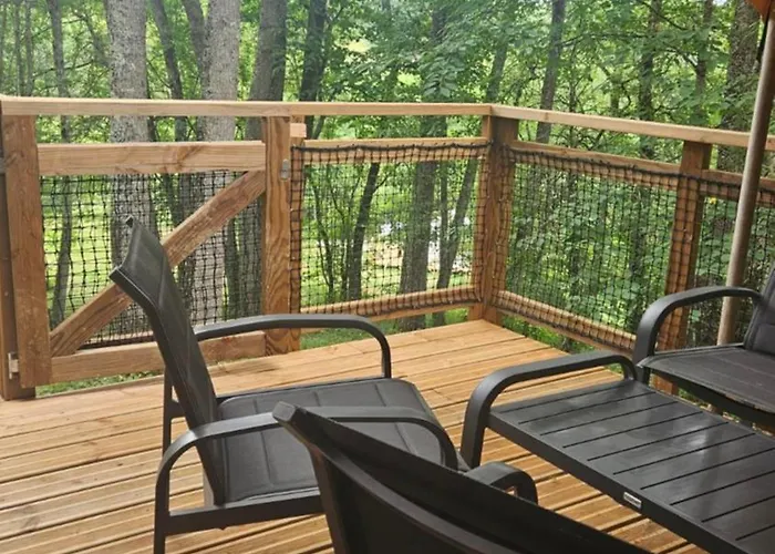 مكان تخييم La Serre *