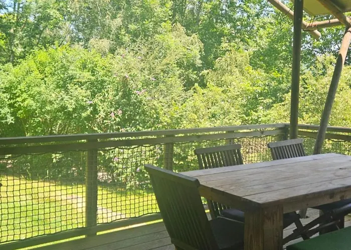 مكان تخييم La Serre *